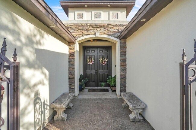 Building Photo - 317 Altozano Dr