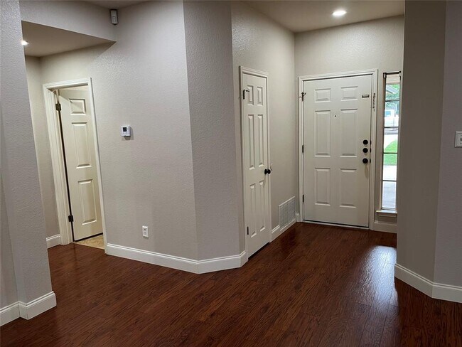 Building Photo - 1204 Jordan Ln
