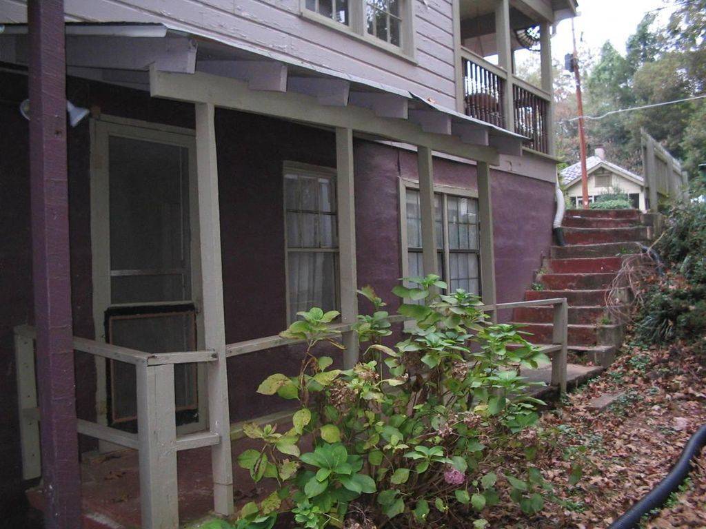 Entrance to Apt B - 711 Delmar Ave SE