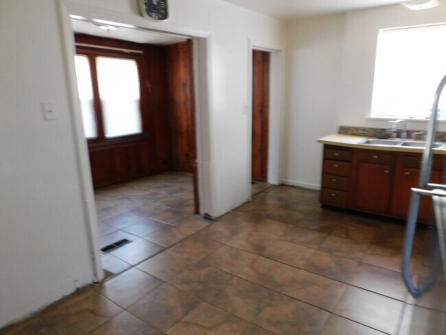 Building Photo - 2816 W Summerdale Ave