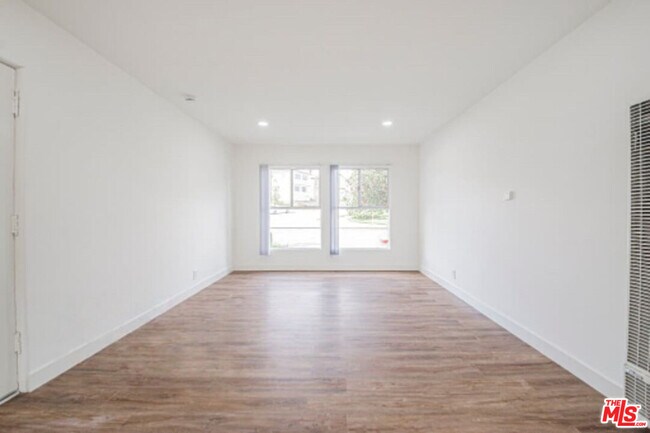 Foto del edificio - 3370 W 83rd St