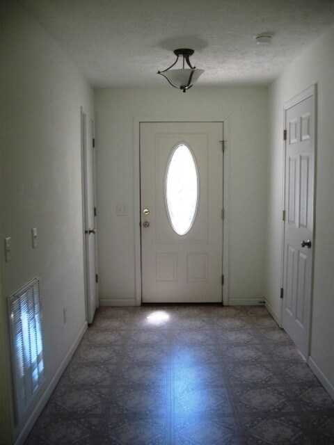 Foto del edificio - 247 Daniel Boone Dr Ext