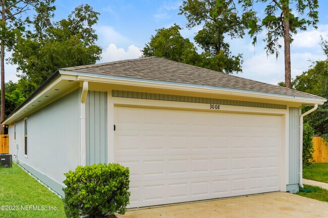 Building Photo - 3008 Blue Heron Dr N