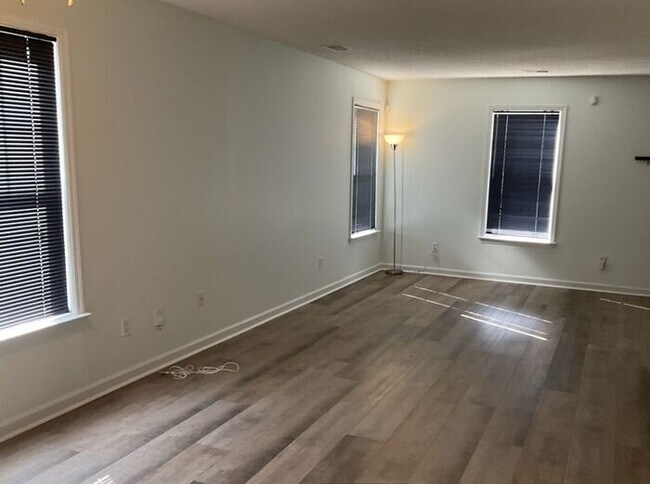 Building Photo - Northeast Townhome