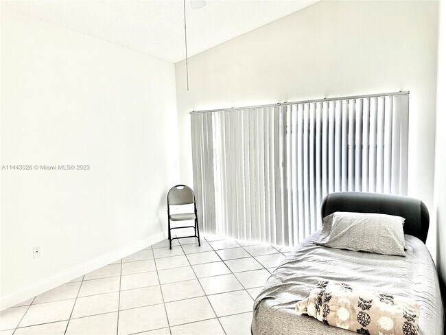 Foto del edificio - 18171 NW 18th St