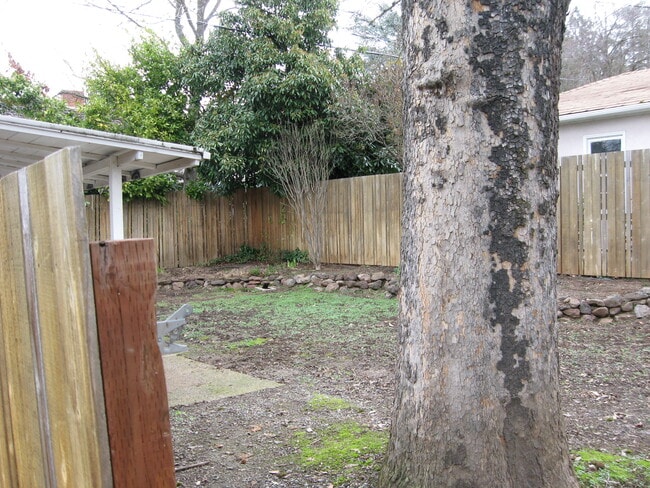 Foto del edificio - 1429 E Main St