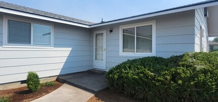 Building Photo - 4111-4113 SW Bear Dr