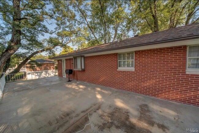 Building Photo - 18 Dorchester Dr