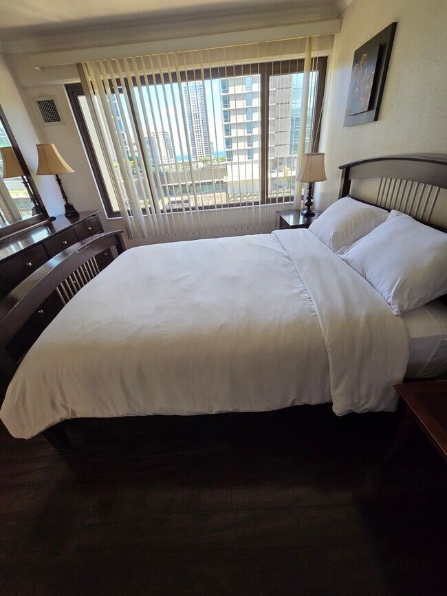Building Photo - 2140 Kuhio Ave #1007