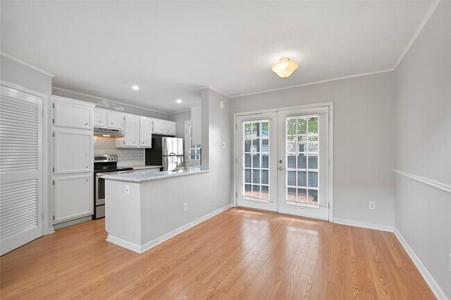 Foto del edificio - 2323 Fairwind Rd