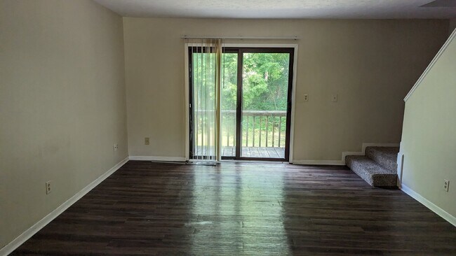Building Photo - 3 Bedroom 1.5 Bath Townhouse in Kentwood