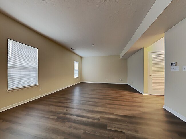 Building Photo - 4 bed 2.5 bath with a fenced in backyard i...