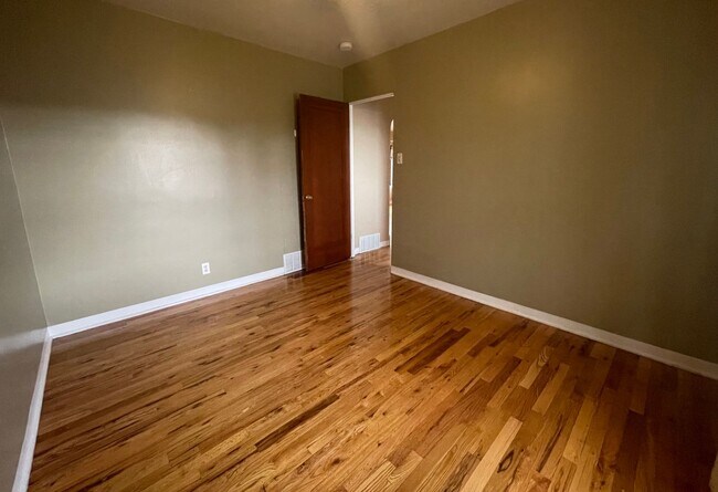 Building Photo - MOVE IN SPECIAL! $300 OFF FIRST MONTHS REN...