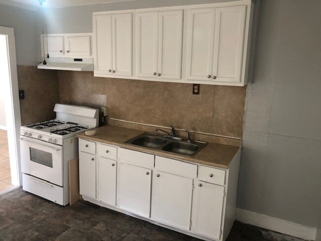 Building Photo - Remodeled 2 Bedroom