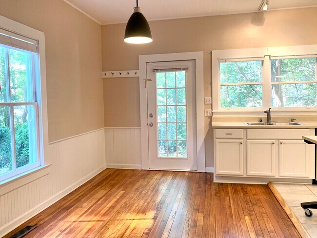 Building Photo - Charming 2 bedroom, 2 bath home, with deta...