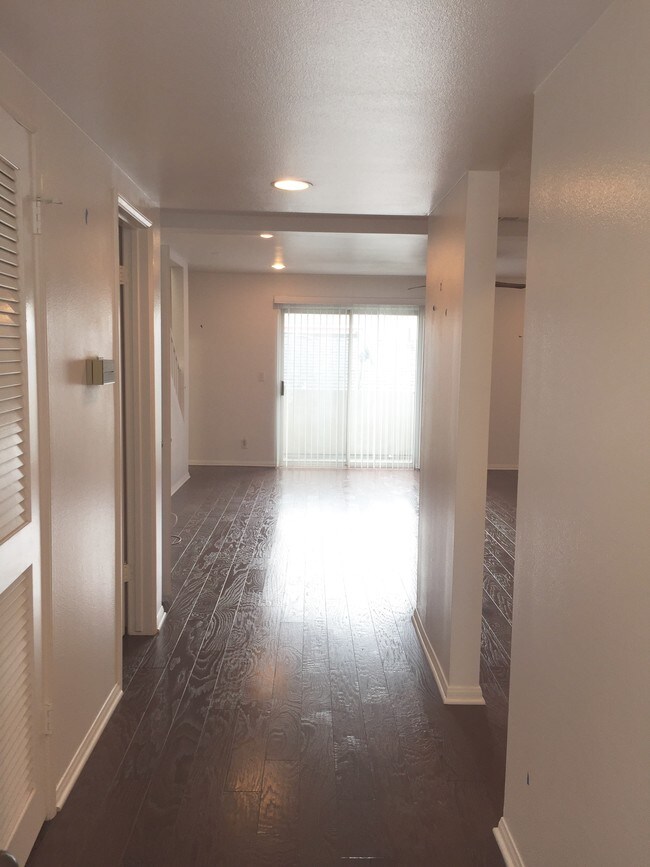 Building Photo - 505 Manhattan Beach Blvd