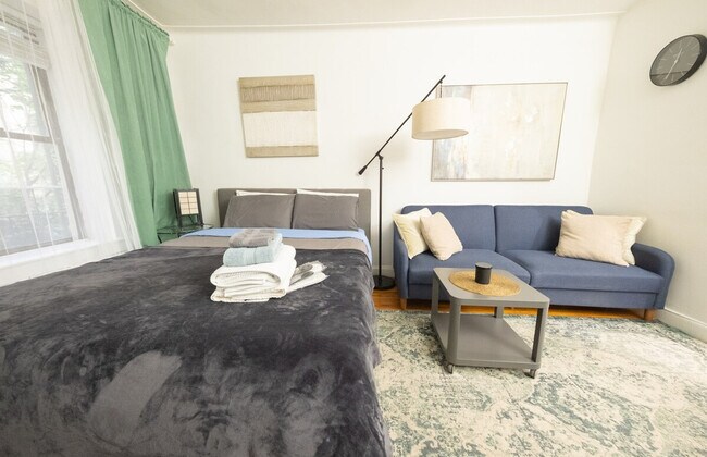 Building Photo - 330 E 74th St