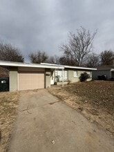 Building Photo - 211 E Vida Way