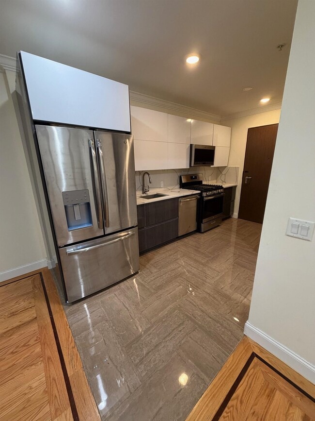 Building Photo - 76 Cottage St