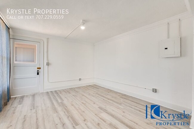 Building Photo - Spacious apartment with large patio