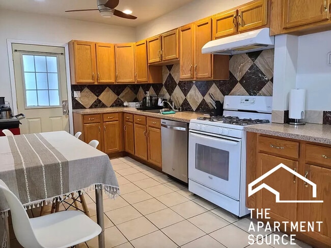 Building Photo - 2839 W Nelson St