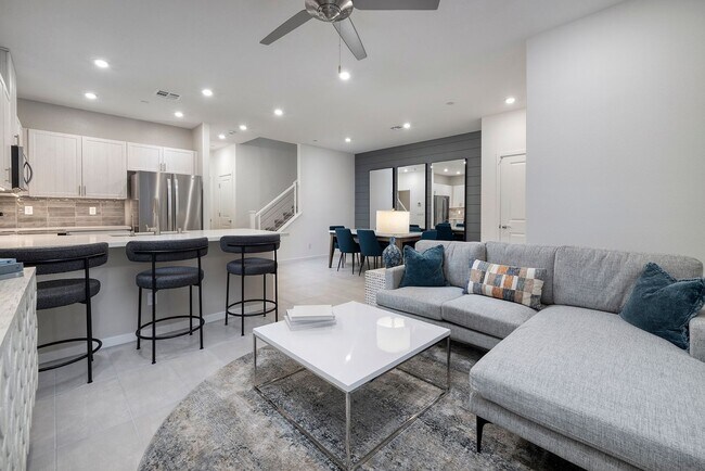 Foto del edificio - BRAND NEW TOWNHOME WITH 3 BEDROOMS + 2 CAR GARAGE in the NW