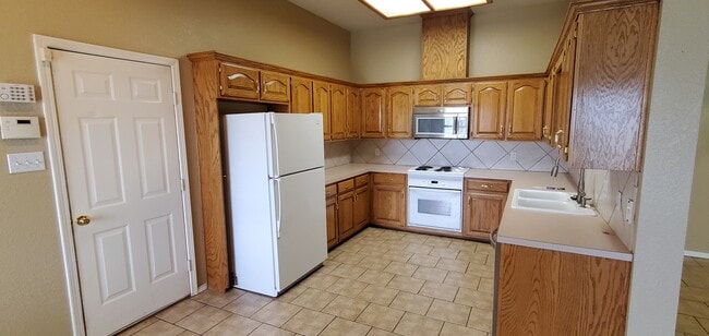 Building Photo - 5600 Elmwood Pl