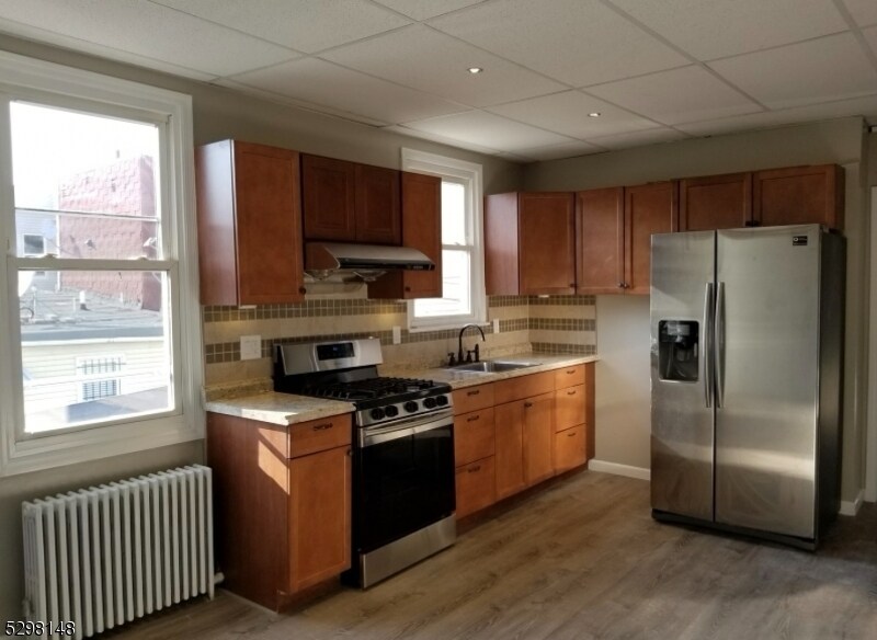 Primary Photo - 130 Hoyt St