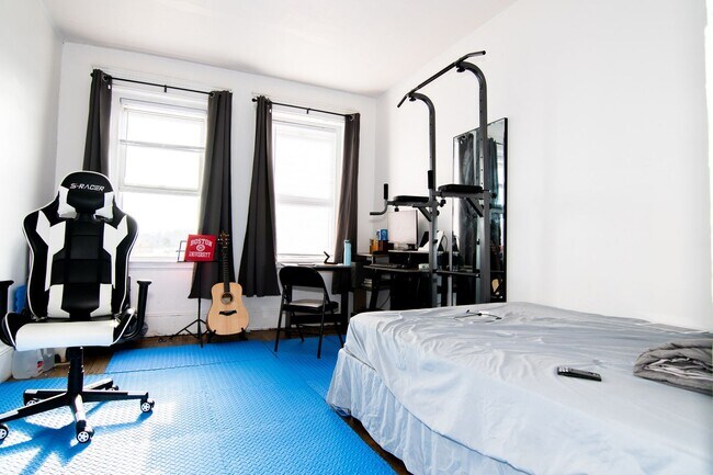 Building Photo - Great BU two bedroom, high ceilings, great living room