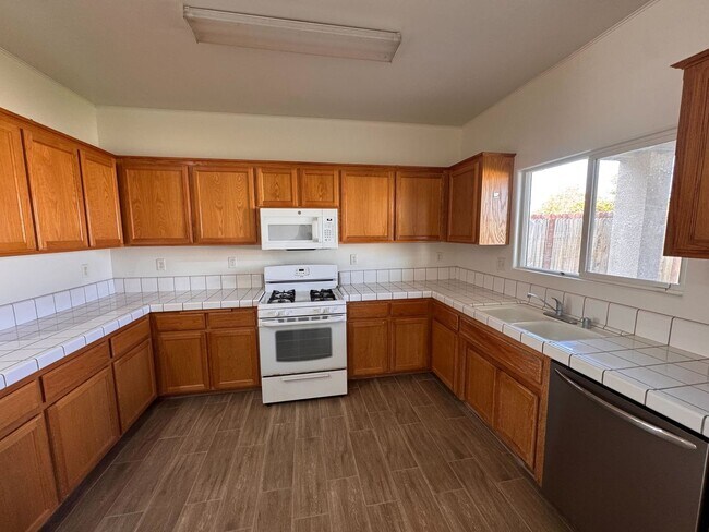 Foto del edificio - Available Now