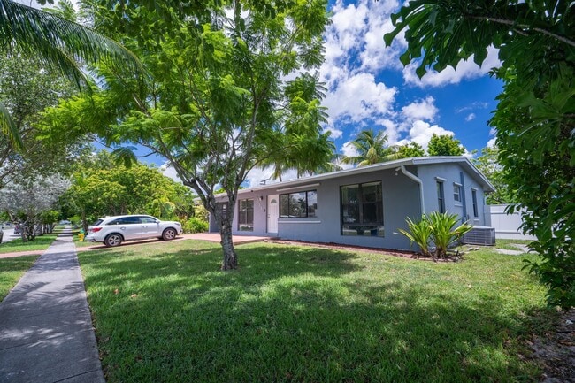 Foto del edificio - 6113 Royal Palm Blvd