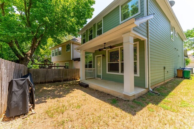 Building Photo - Modern Comfort and  Austin Charm in this 3...