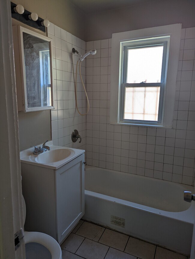 Building Photo - 739 Burr St