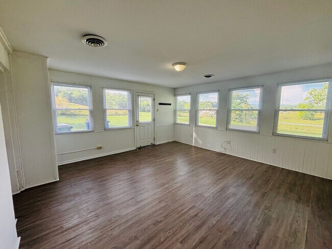 Foto del edificio - 1 Bedroom, 1 Bath House with a sun room