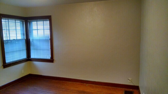 Bedroom. - 1201 N Madison St