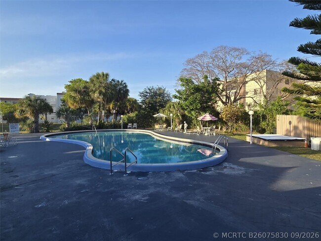 Foto del edificio - 2860 Somerset Dr