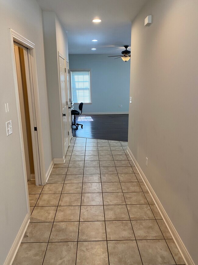 Building Photo - 5610 Sugarberry Dr