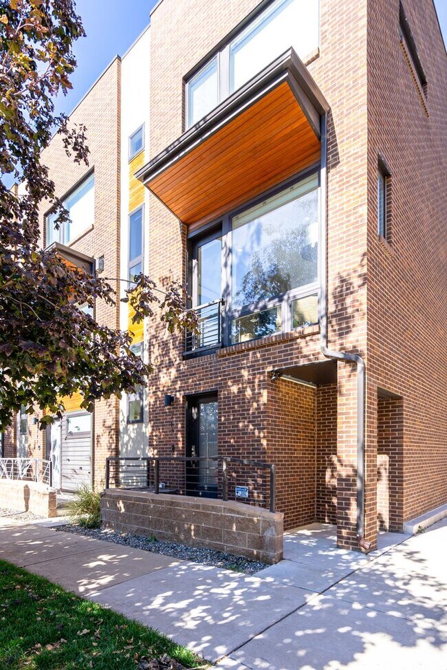 Building Photo - Modern 2 Bed 3 Bath Town Home Available Now!!