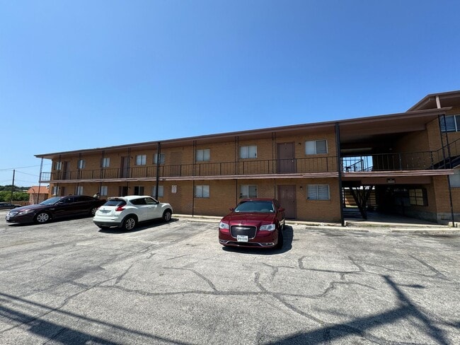 Building Photo - 805 W Hallmark Ave