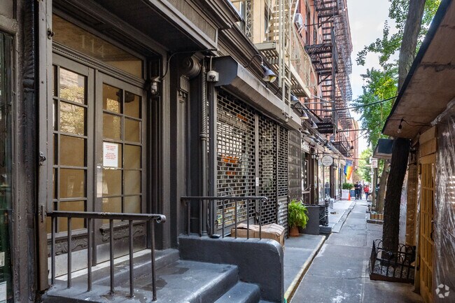 Entrada - 114-116 Christopher St