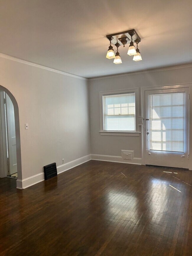 Building Photo - Spanish-Style Apartment Close to Belmont/L...