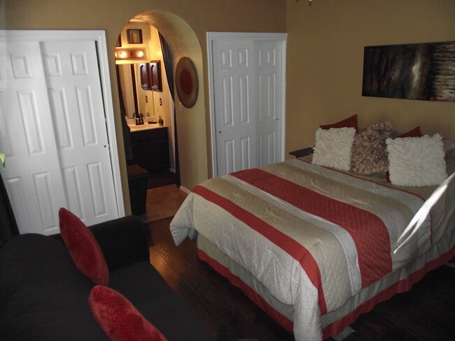 Building Photo - 2420 Juliette Low Dr