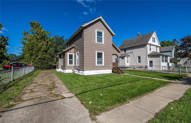 Building Photo - 353 S Maple St