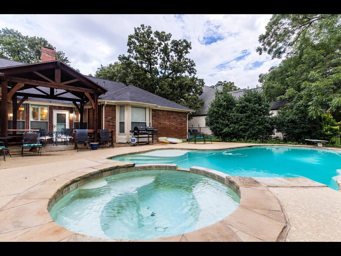 Pool and patio with hot tub - 133 Shady Dale Ln