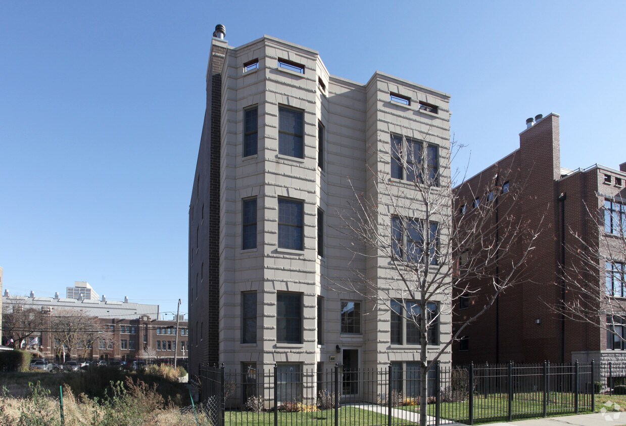 Building Photo - 3535 S Prairie Ave