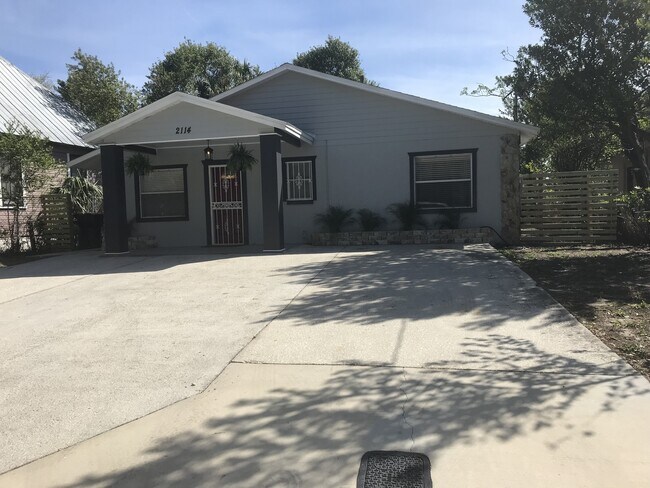 Building Photo - 5 Bedroom Home Close to Downtown