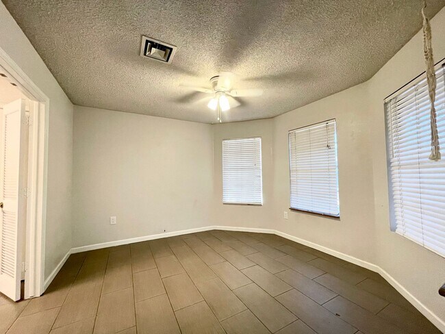 Foto del edificio - COMING SOON! ADORABLE 3 BEDROOMS/ 2BATHS SINGLE LEVEL HOME!!