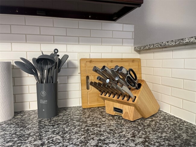 Building Photo - 15630 Pine Mountain Dr