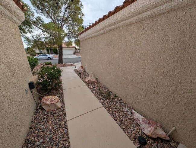 Foto del edificio - 2737 Tumble Brook Dr