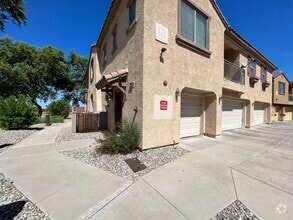 Building Photo - 2910 E Dunbar Dr